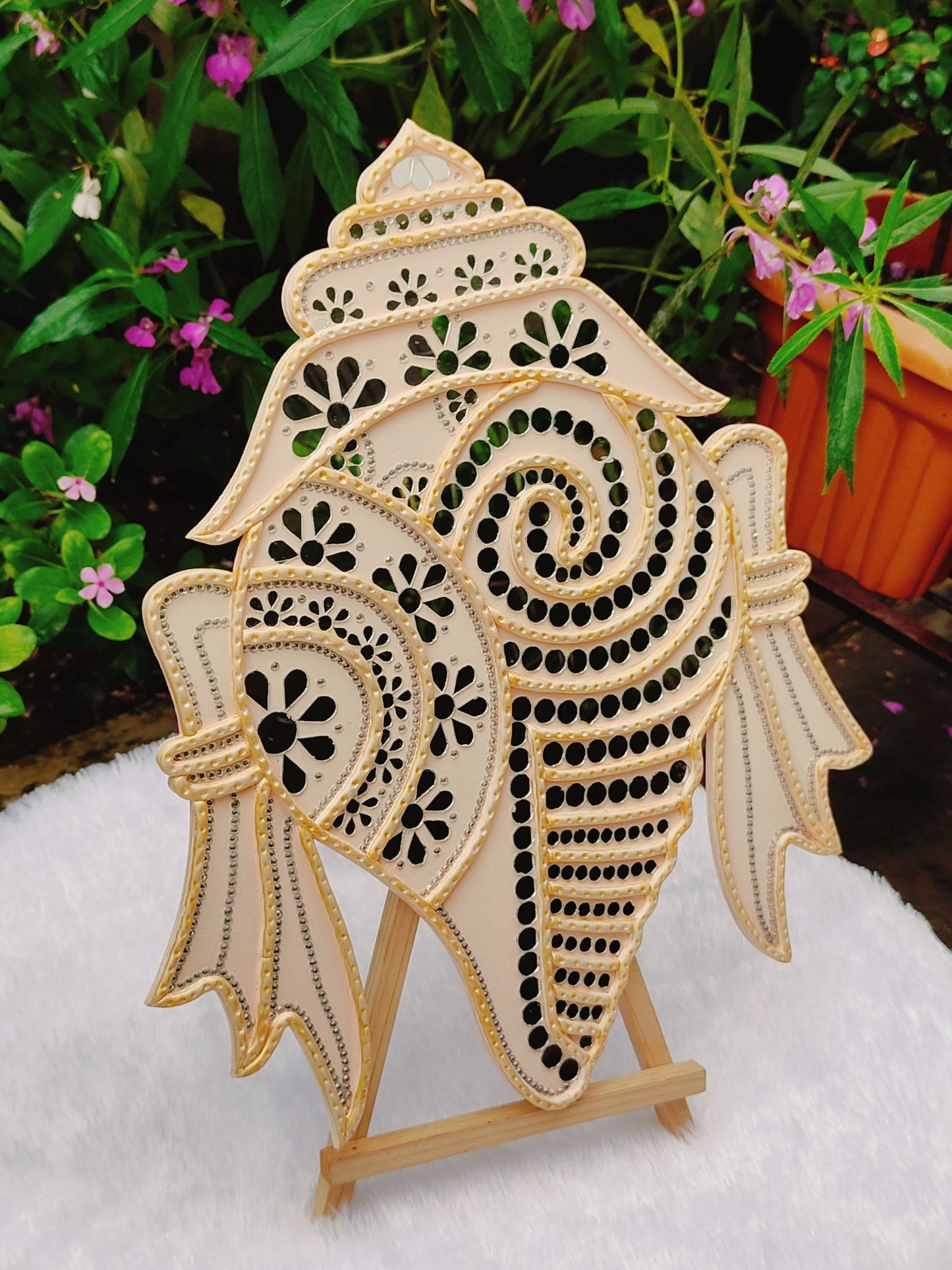 Lippan art Balaji shankh and chakra - Hunar Hatti