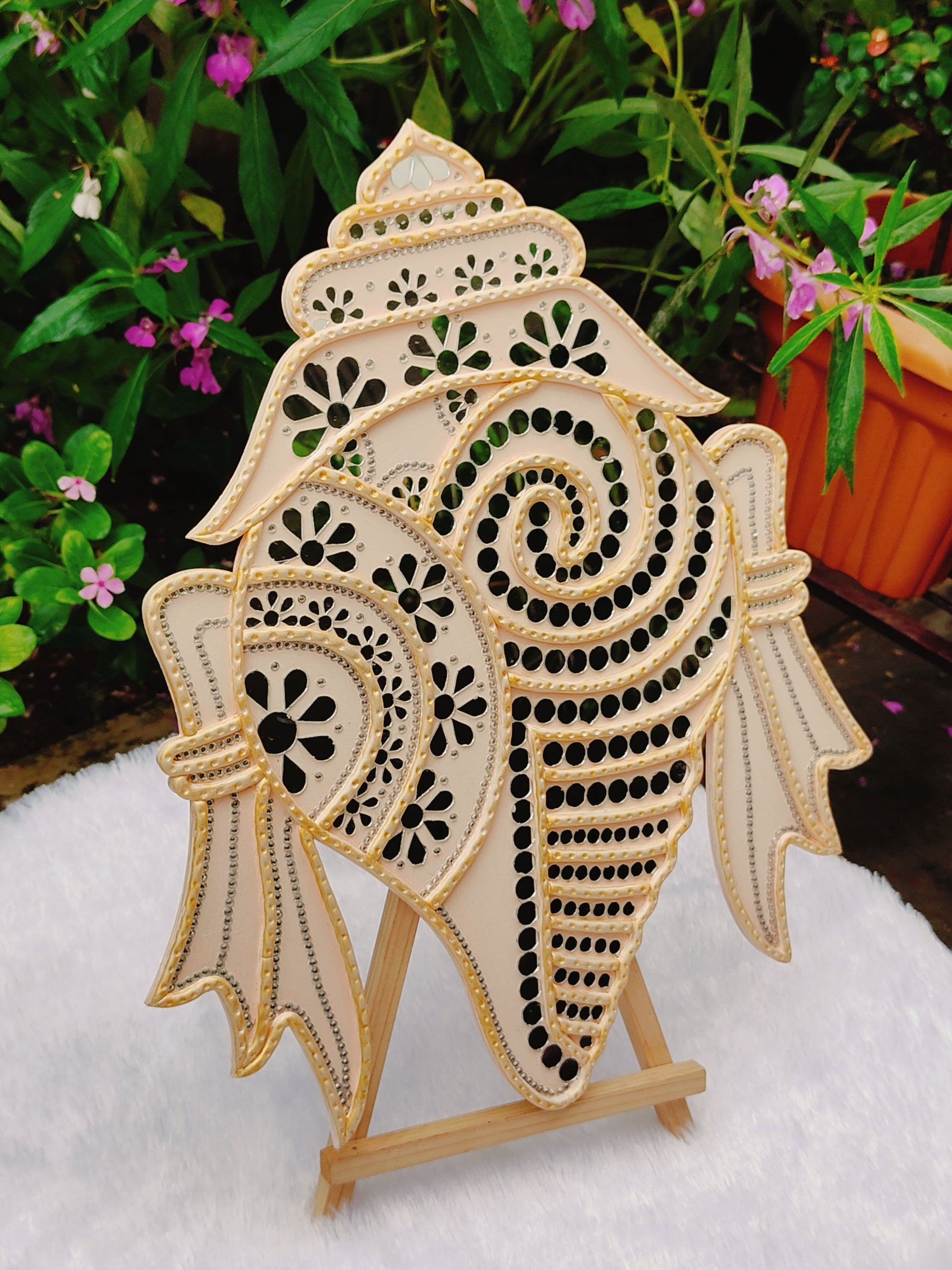 Lippan art Balaji shankh and chakra - Hunar Hatti